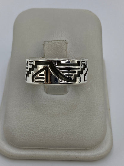 Anillo de plata repujado con diseño prehispánico en talla 7.5