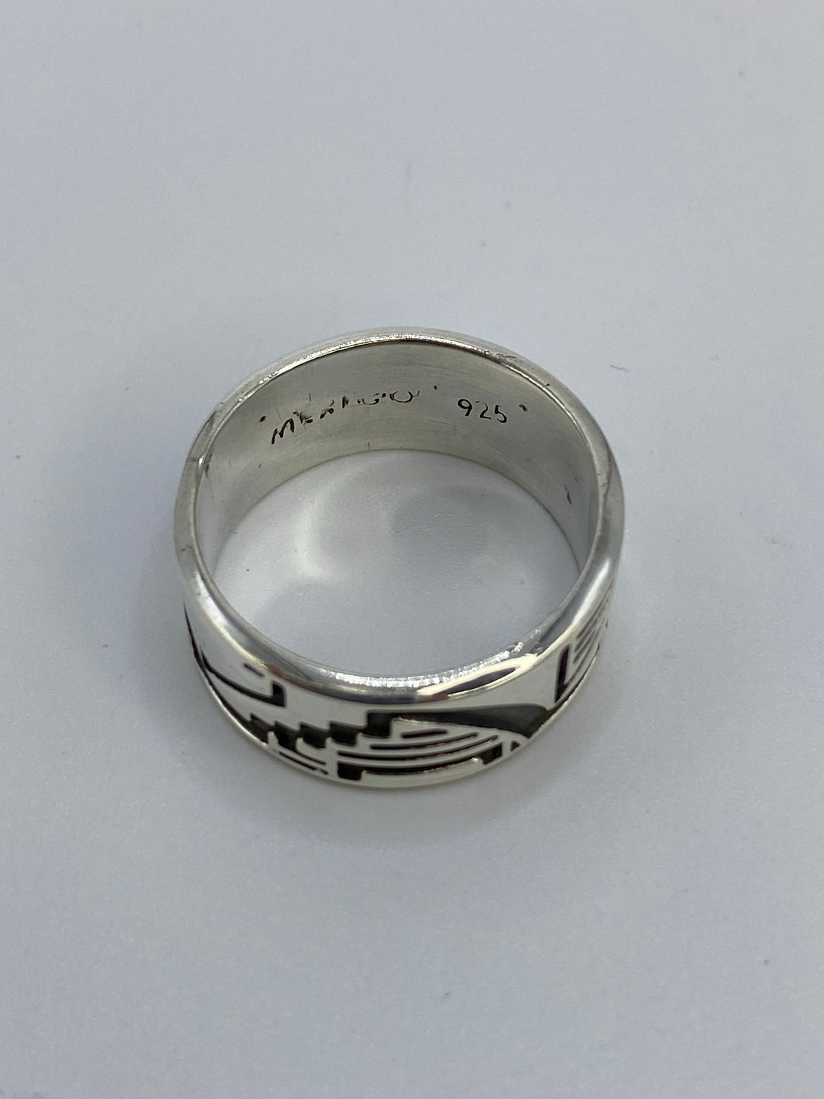 Anillo pesando 6.4 gramos en balanza de precisión mostrando autenticidad