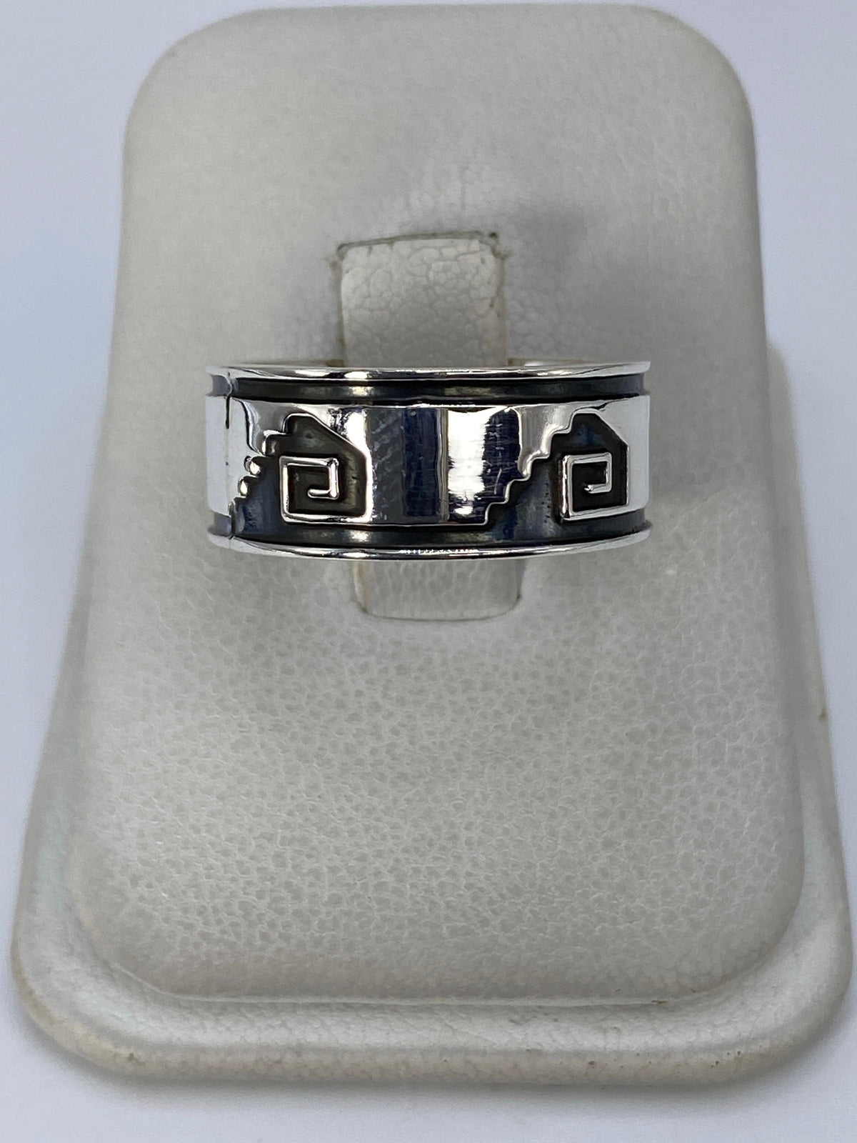 Anillo de plata repujado con motivos geométricos prehispánicos en talla 8