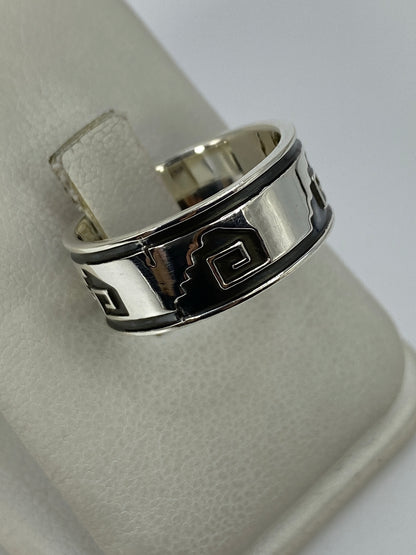 Anillo repujado puesto en mano mostrando la textura y brillo de la plata 925