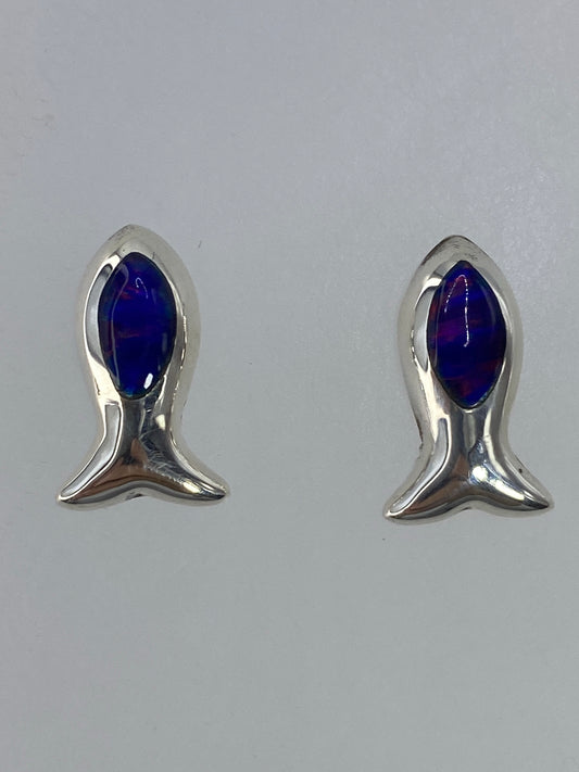 Aretes de plata 925 con ópalo de fuego multicolor, 1.2 cm de largo, engastados a mano en Taxco