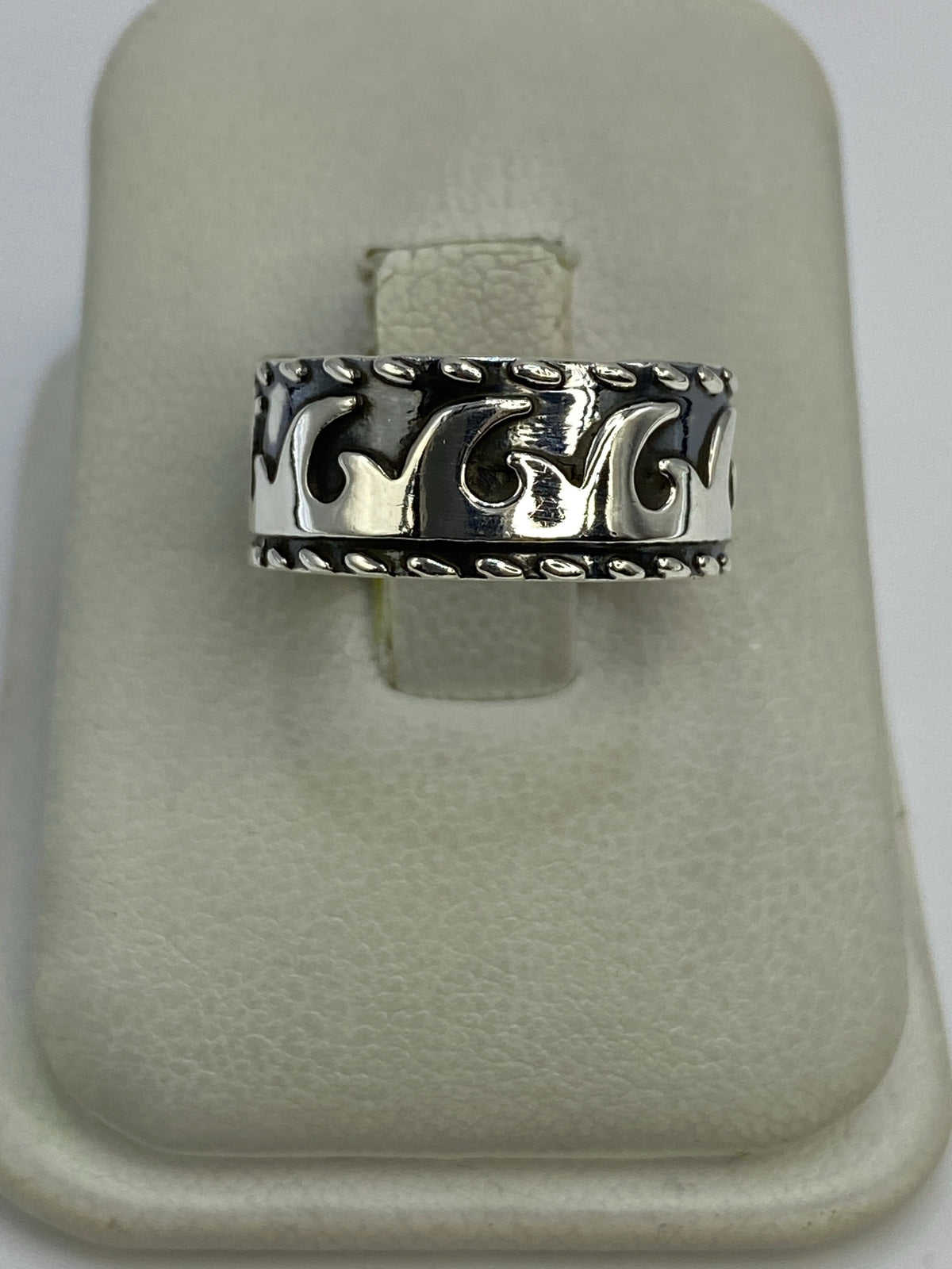 Anillo de plata repujado con ondas en relieve, talla 6.5, en estuche blanco