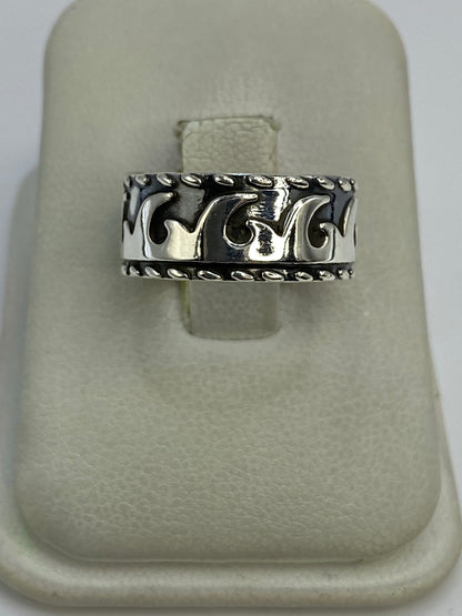 Anillo de plata repujado con ondas en relieve, talla 6.5, en estuche blanco