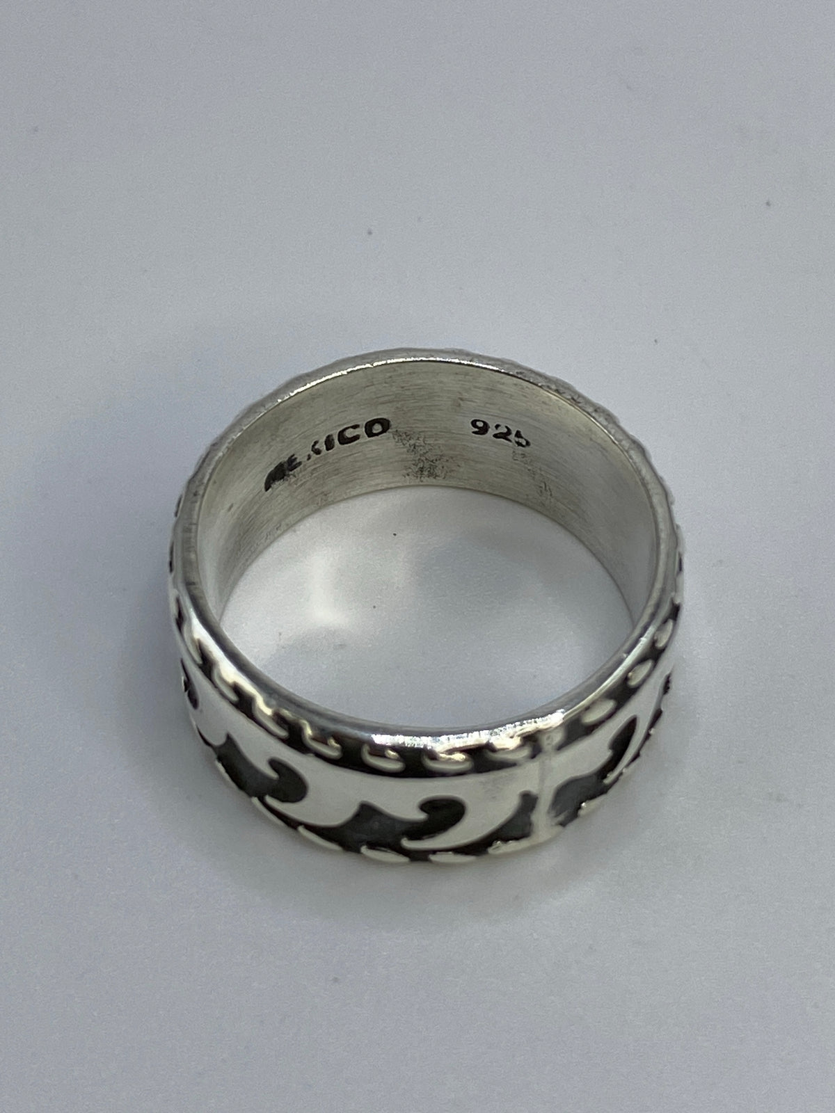 Anillo sobre fondo blanco con sello 925 visible