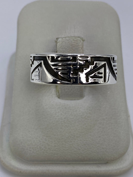 Anillo de plata repujado con motivo prehispánico azteca en talla 12