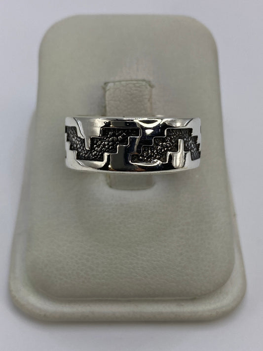 Anillo de plata 925 repujado con patrón geométrico prehispánico, vista superior