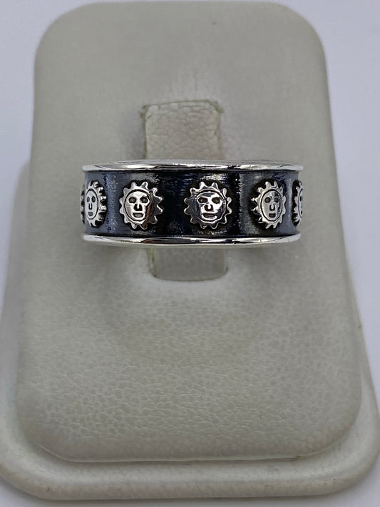 Anillo de plata 925 con diseño prehispánico en relieve repujado