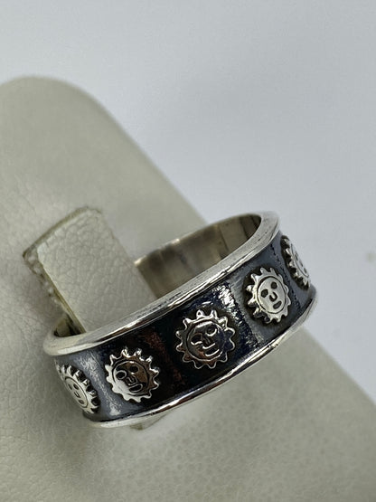 Detalle del motivo prehispánico grabado en el anillo