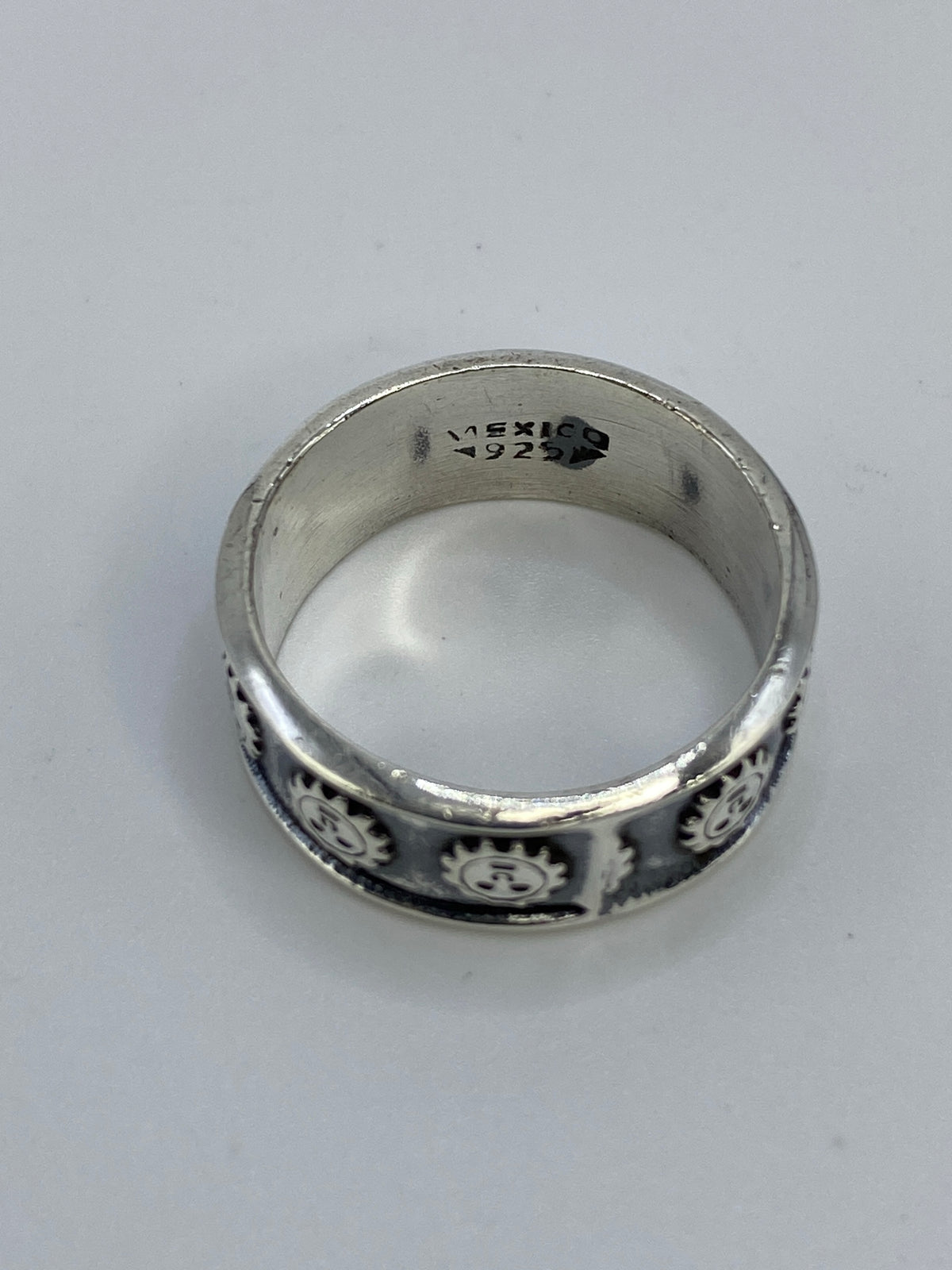 Anillo sobre fondo blanco con marca de Quinto 925 visible en el interior