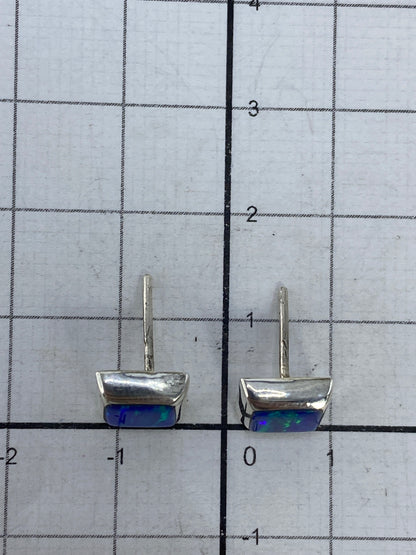 Aretes junto a regla métrica mostrando 1.2 cm de largo