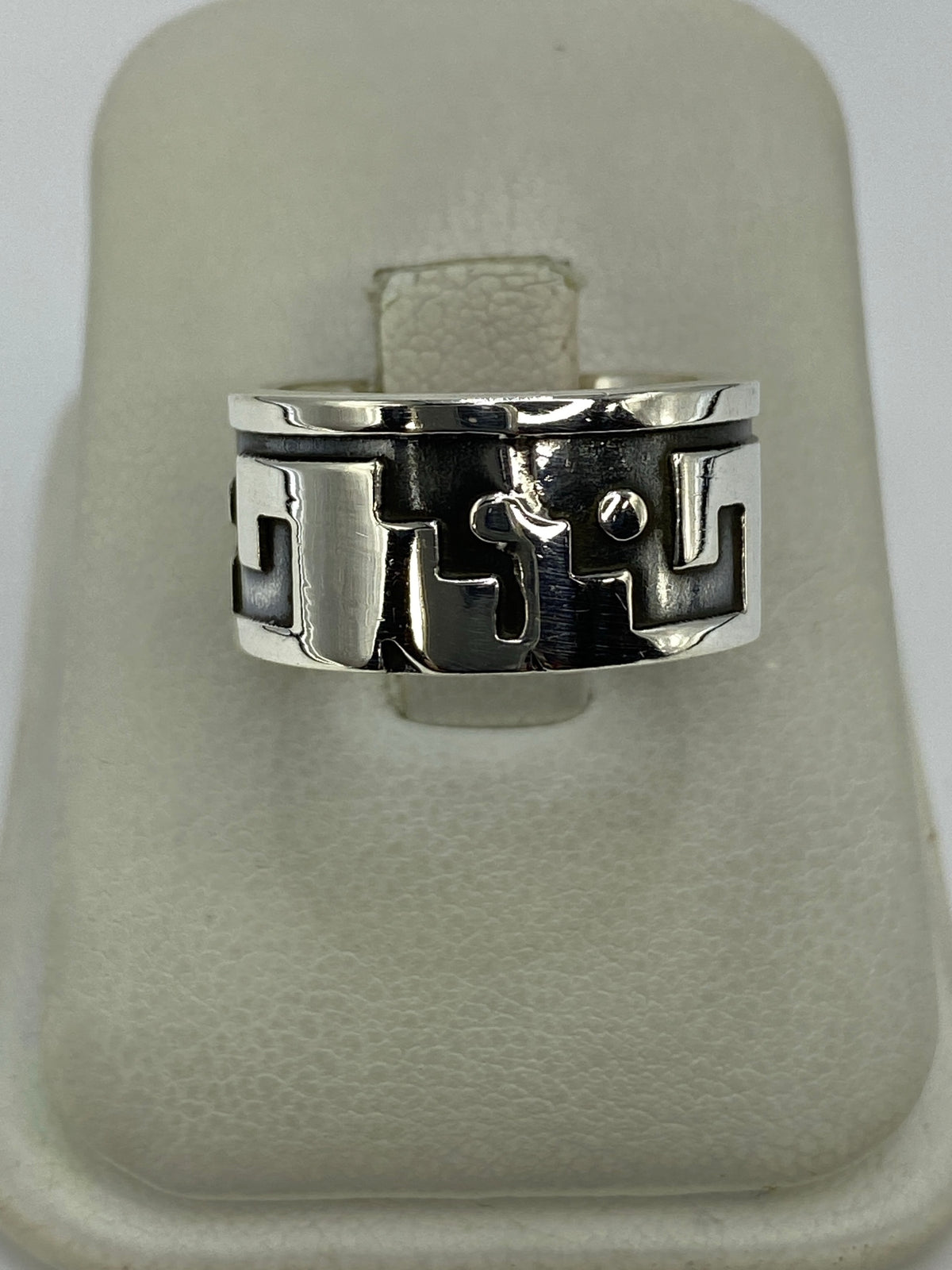 Anillo de plata 925 repujado con patrón geométrico étnico en la mano