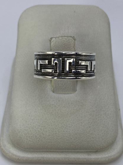 Anillo de plata repujado con diseño prehispánico geométrico en blanco