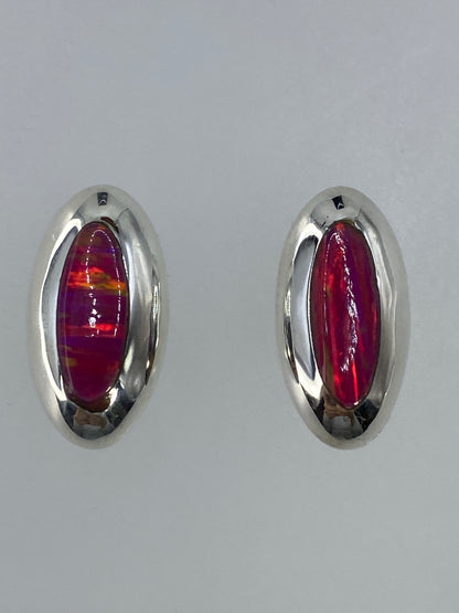 Par de aretes de plata 925 con ópalo de fuego rosa, luz frontal mostrando el brillo coral-anaranjado