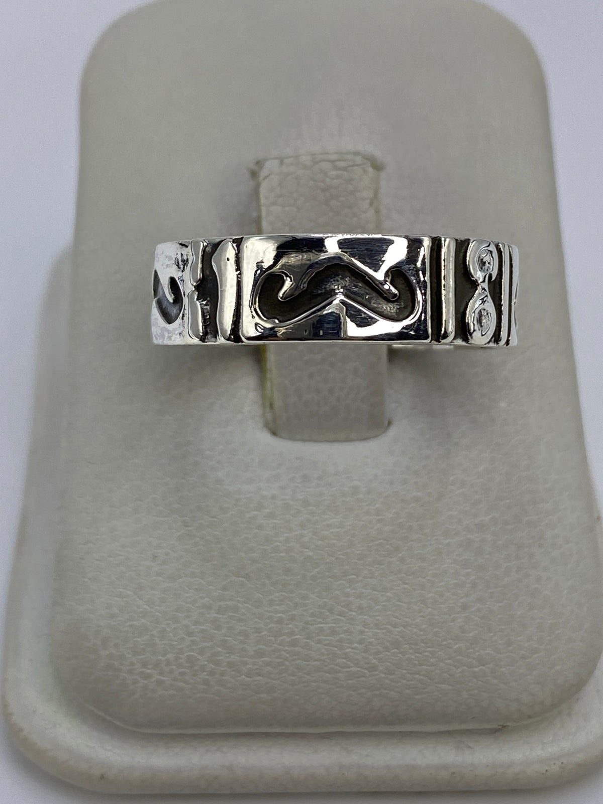 Anillo de plata 925 con repujado geométrico en relieve, visto de frente sobre fondo blanco