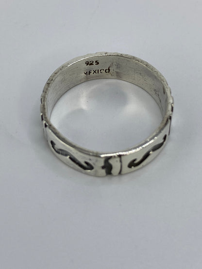 Anillo de plata en báscula mostrando peso de 4.9 g y número de lote