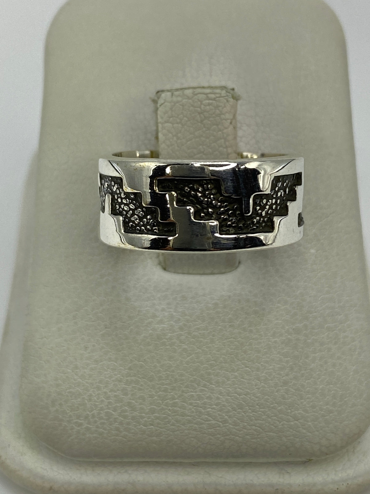 Anillo de plata 925 repujado con diseño geométrico prehispánico sobre fondo blanco
