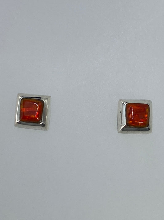 Par de aretes de plata 925 con Ópalo de Fuego naranja engastado, sobre fondo blanco