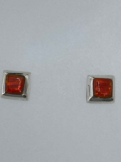 Detalle del Ópalo de Fuego naranja en el arete, mostrando el color cálido y luminoso