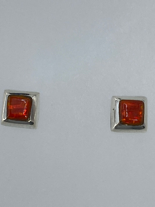 Detalle del Ópalo de Fuego naranja en el arete, mostrando el color cálido y luminoso