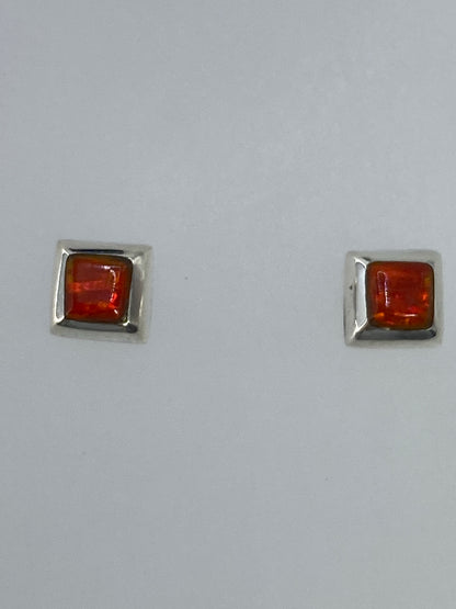 Aretes de plata con Ópalo de Fuego en la mano, comparación de tamaño