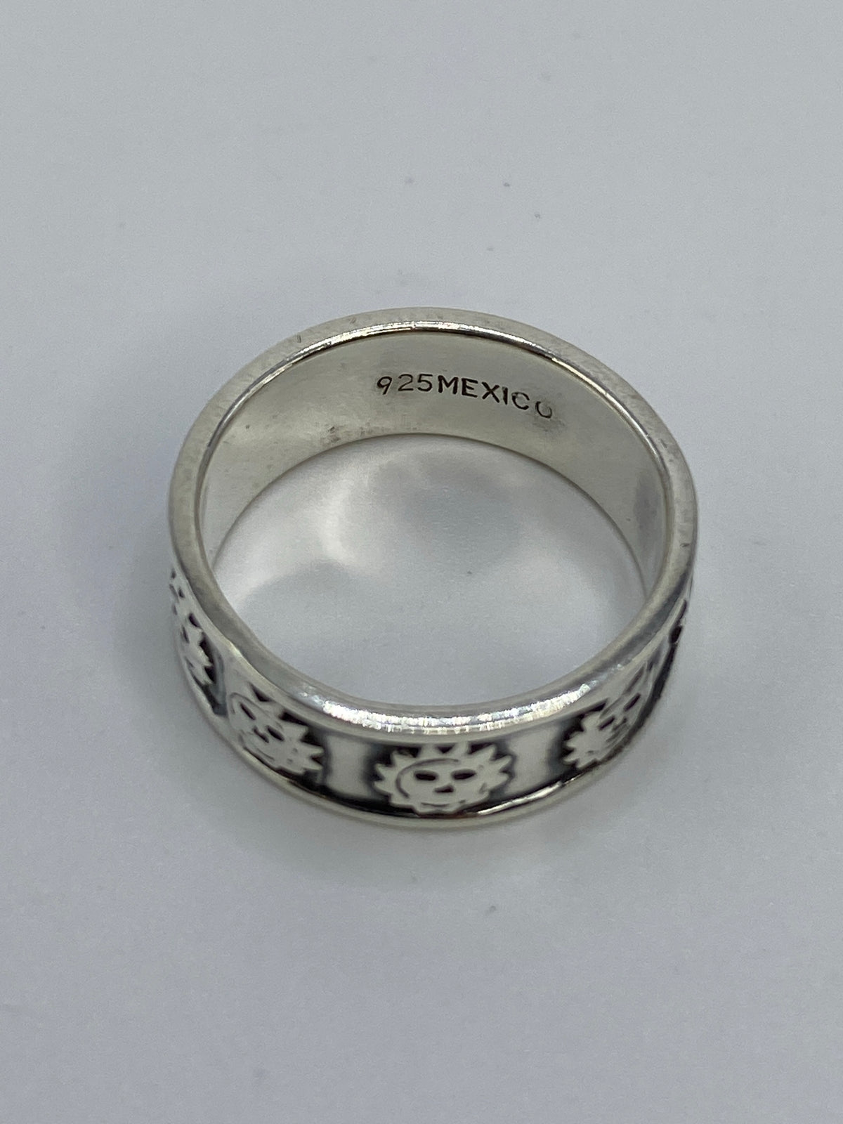 Anillo de plata prehispánico repujado sobre fondo blanco