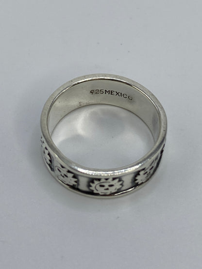 Anillo de plata prehispánico repujado sobre fondo blanco