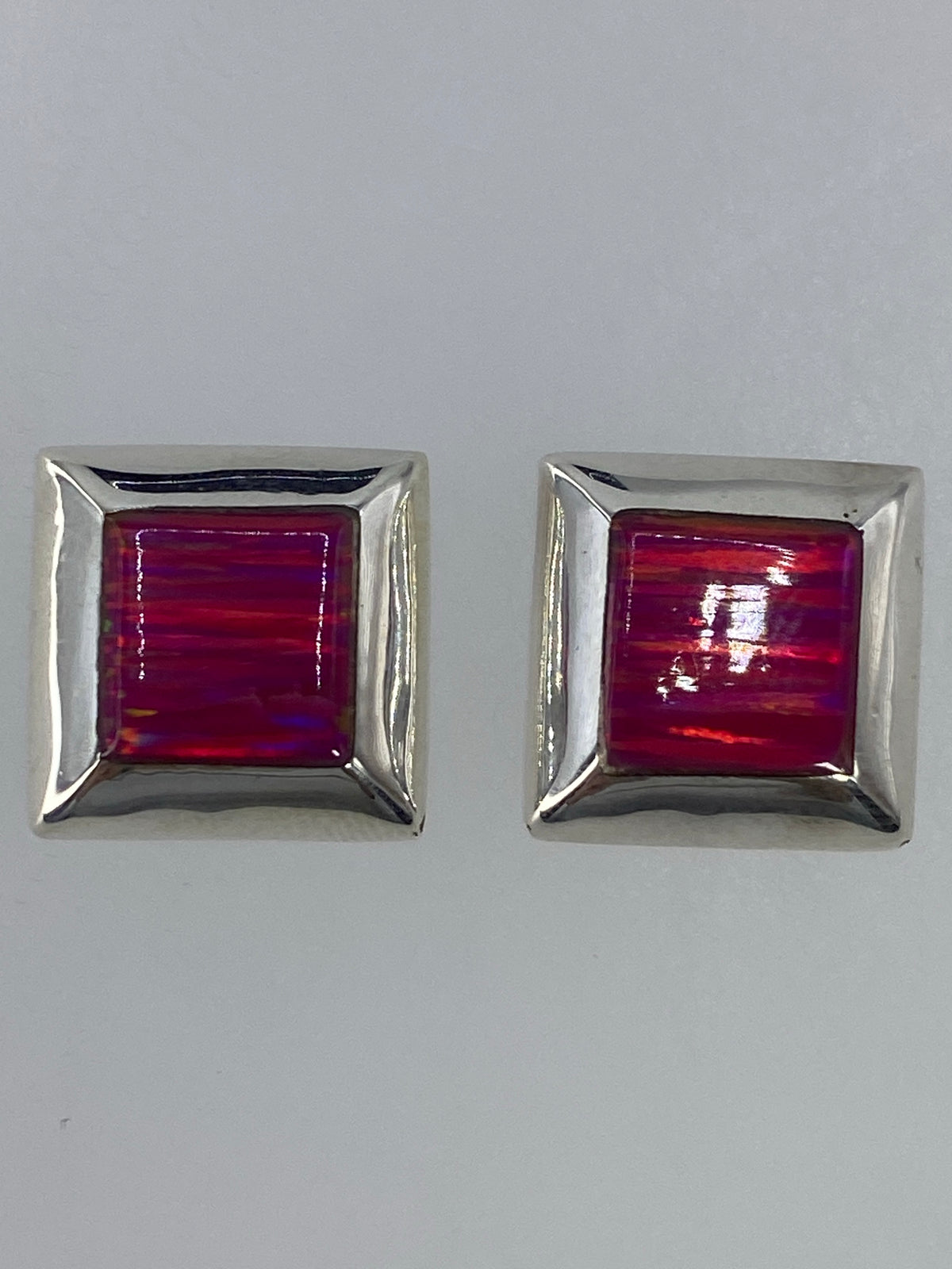Aretes puestos, mostrando el tamaño real de 1.2 cm