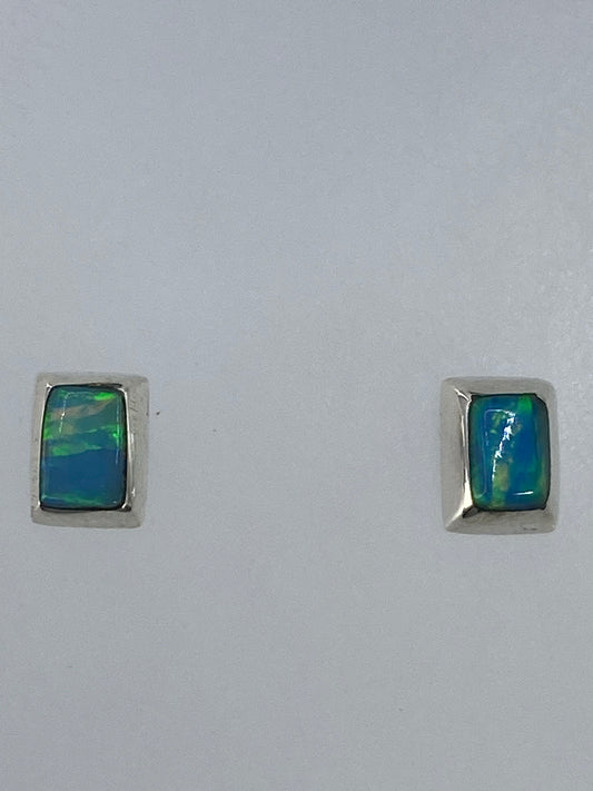 Par de aretes de plata 925 con ópalo de fuego verde limón engastado, sobre fondo gris