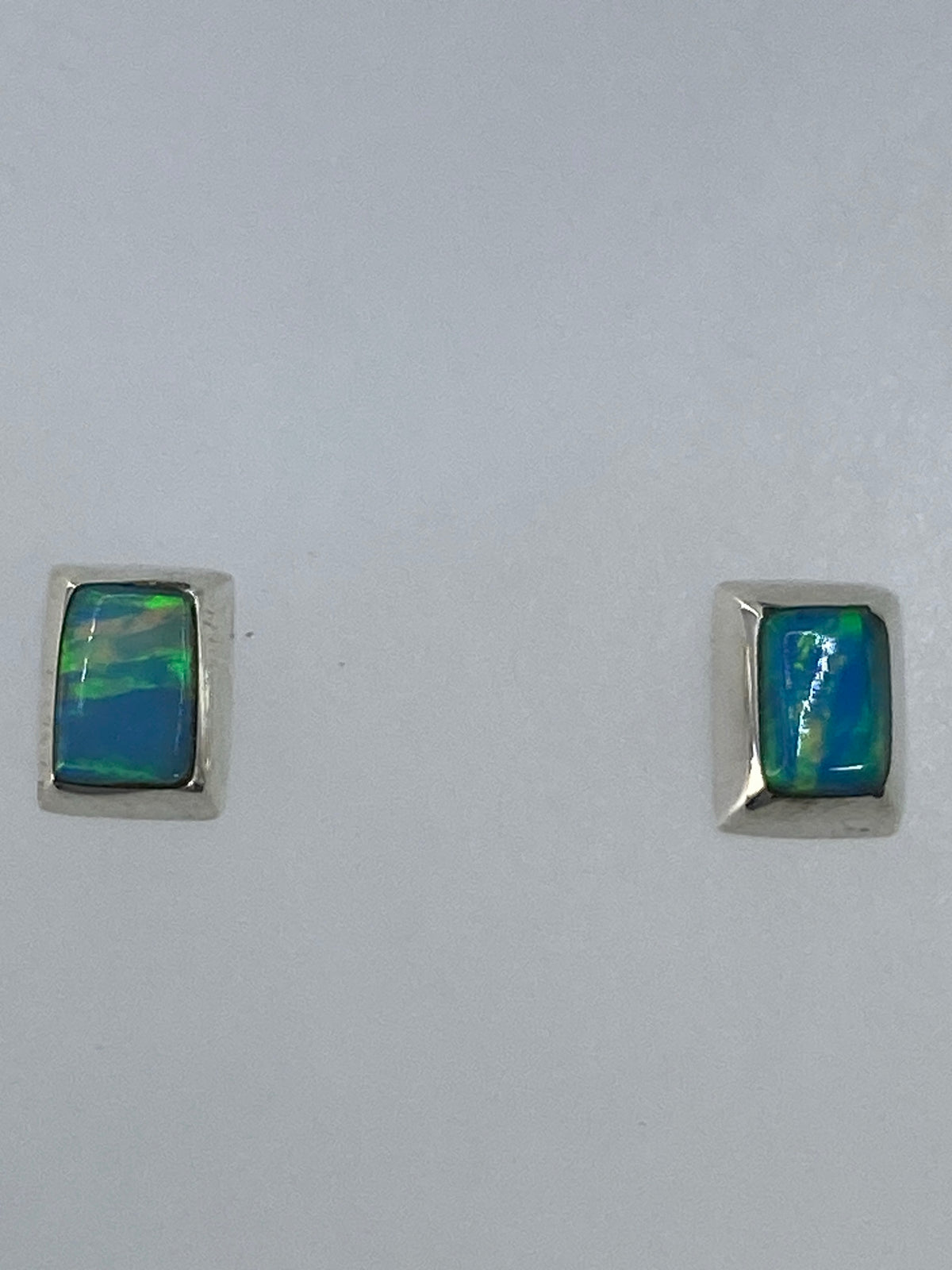 Aretes de ópalo de fuego con poste de plata, lado y reverso mostrando el Quinto 925