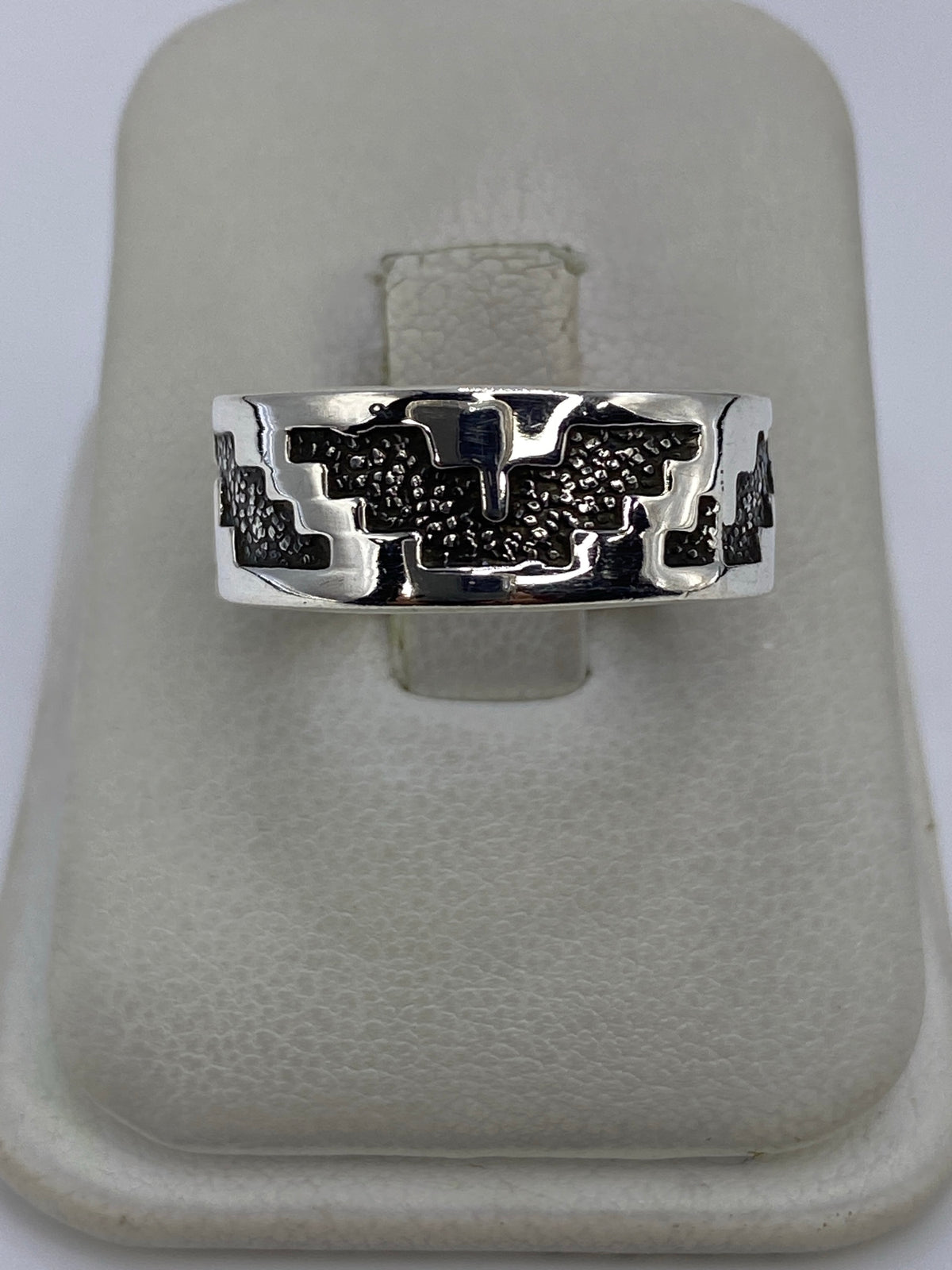 Anillo de plata repujado con relieve a mano en color plateado brillante