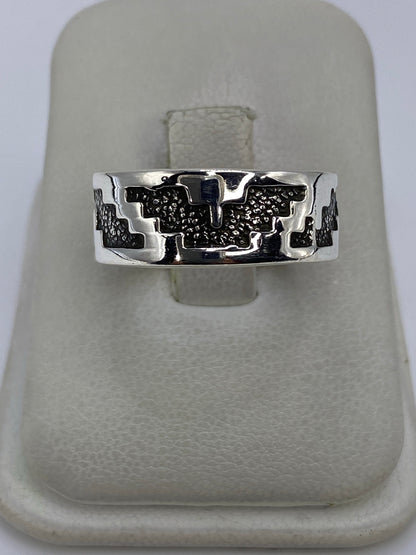 Anillo de plata repujado con relieve a mano en color plateado brillante