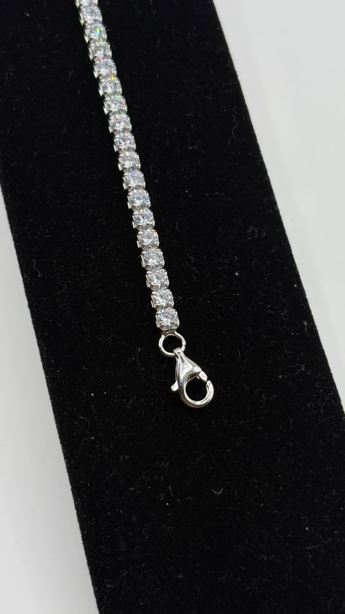 Pulsera en balanza mostrando peso de 6.6 gramos de plata pura
