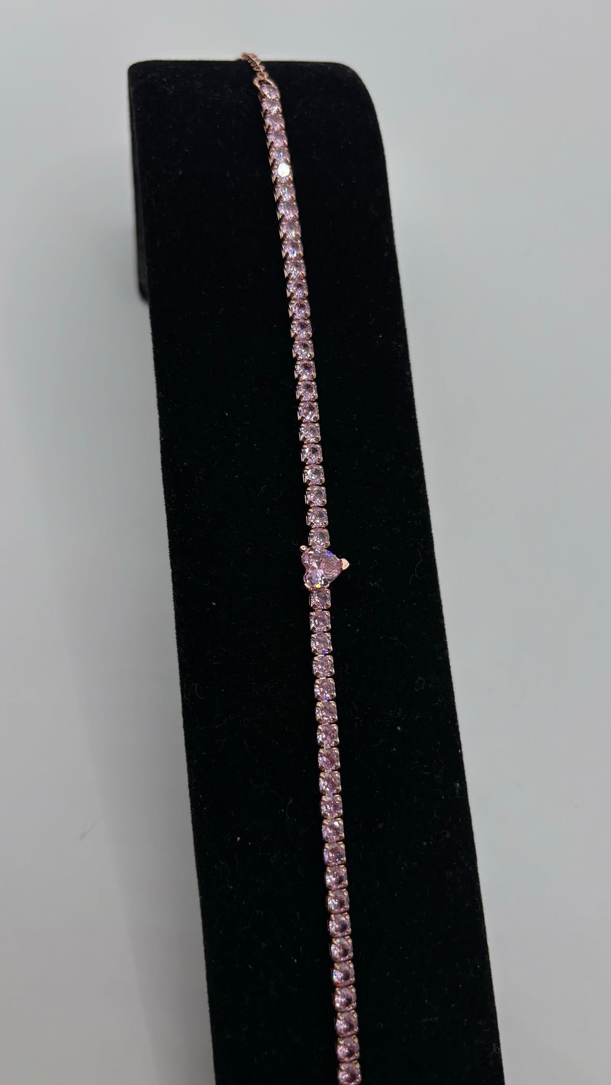 Pulsera de circonia rosa en balanza de precisión Exacto Pro, confirmando peso de 6.3 gramos de plata auténtica