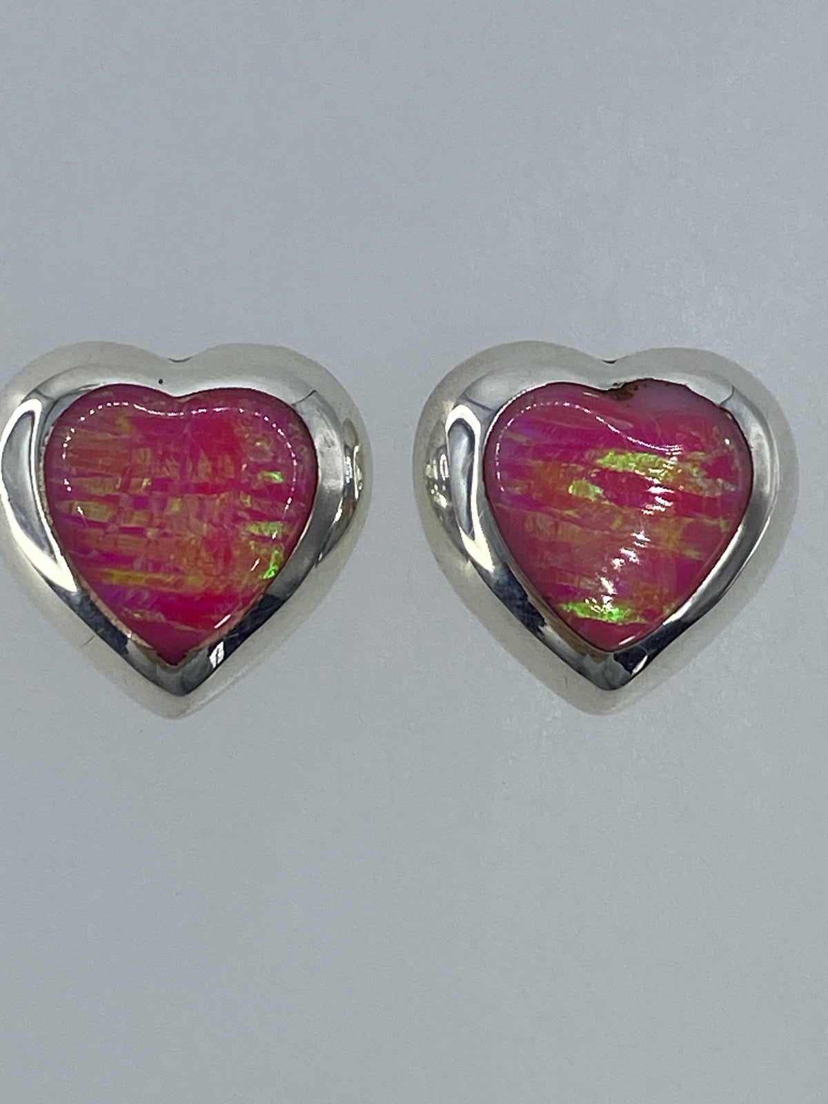 Aretes colocados en la mano mostrando el tamaño delicado de 1.3 cm