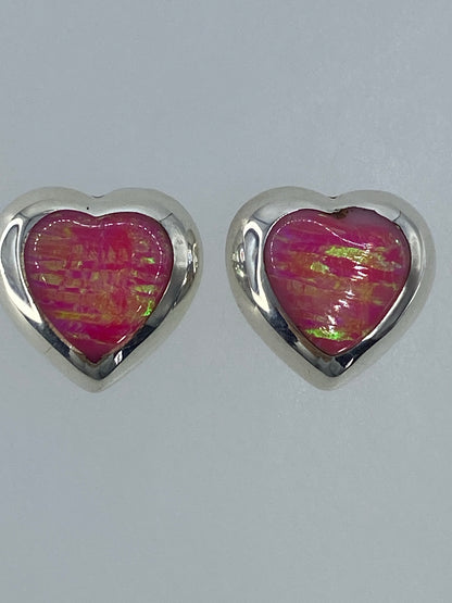 Aretes colocados en la mano mostrando el tamaño delicado de 1.3 cm