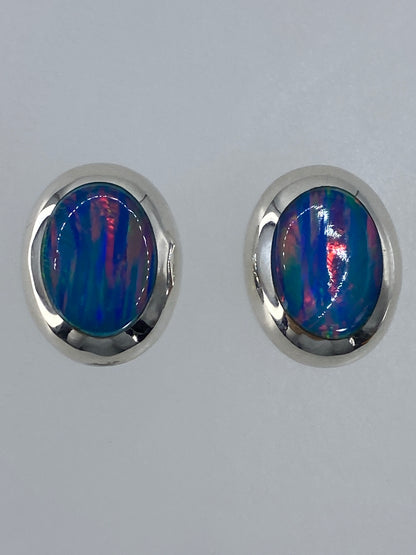 Par de aretes de plata con ópalo de fuego multicolor, vista frontal