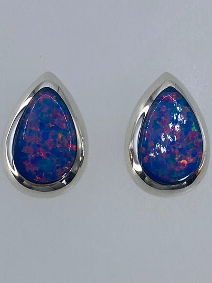 Aretes de plata con ópalo de fuego multicolor, par completo mostrando los colores verdes, rojos y naranjas