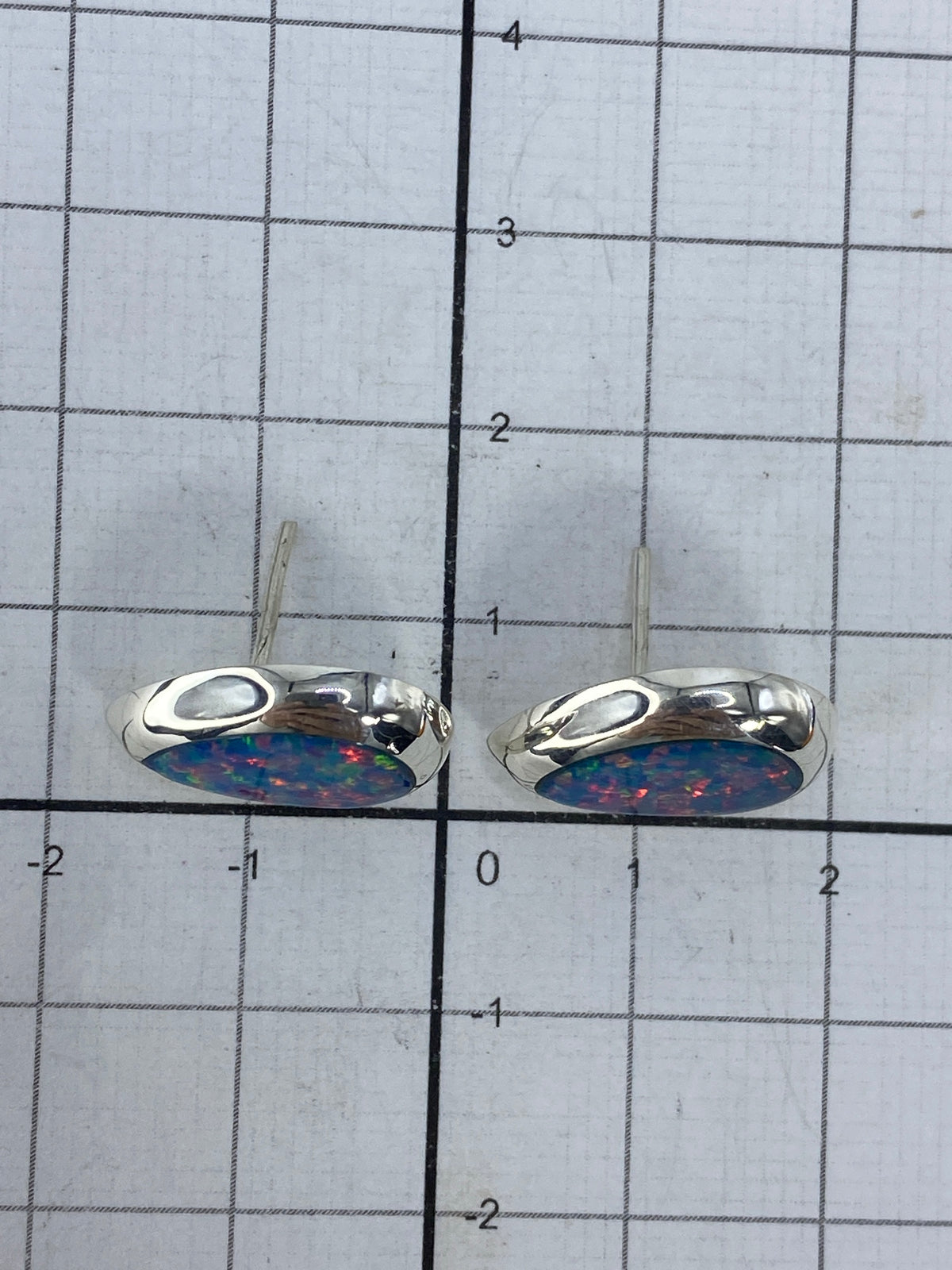 Reverso de los aretes mostrando el Quinto 925 grabado en la plata