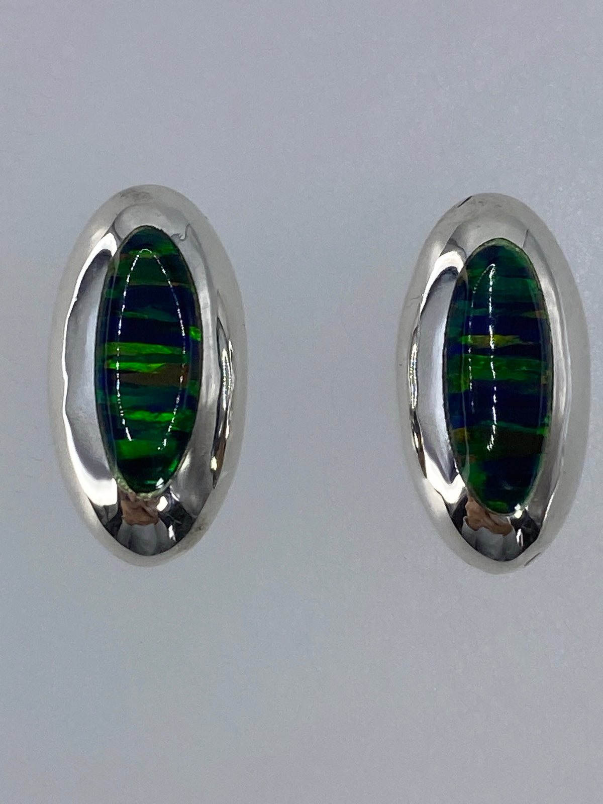 Par de aretes de plata 925 con ópalo de fuego verde engastado, vista frontal