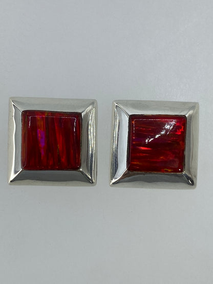 Par de aretes cuadrados de plata con ópalo de fuego rojo, sobre fondo blanco