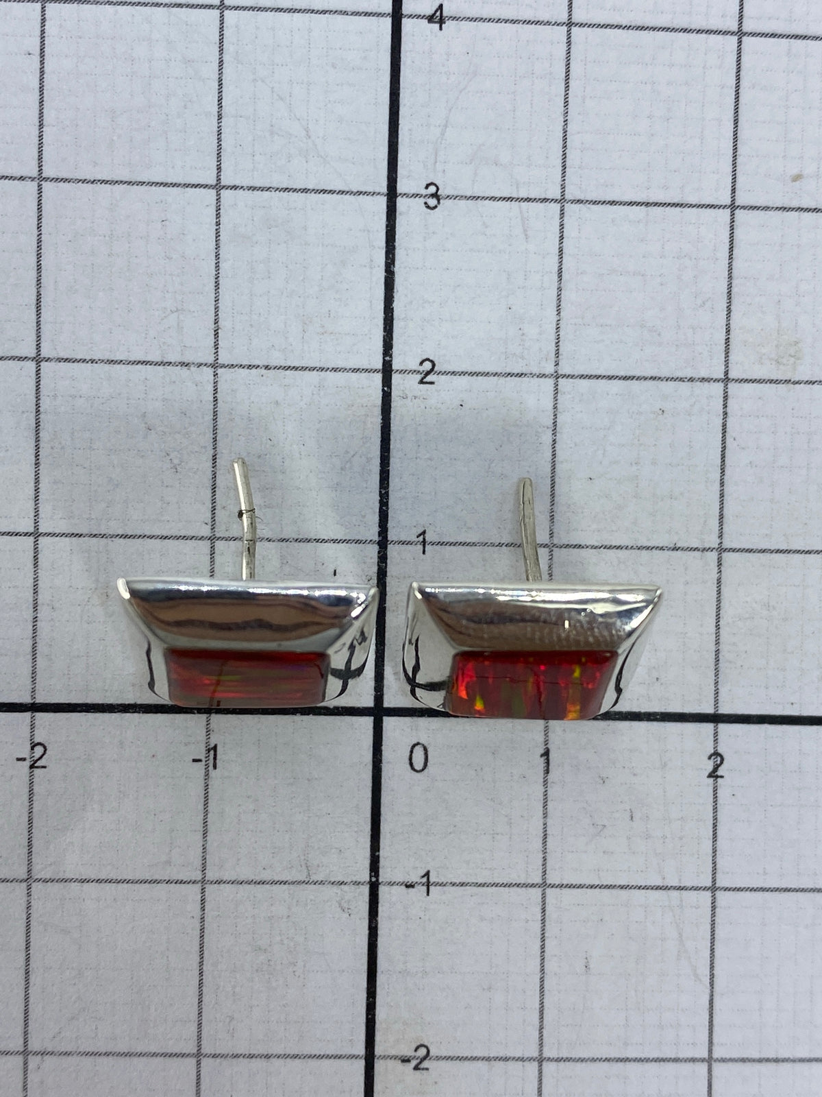Aretes de perfil con el cierre de poste visible