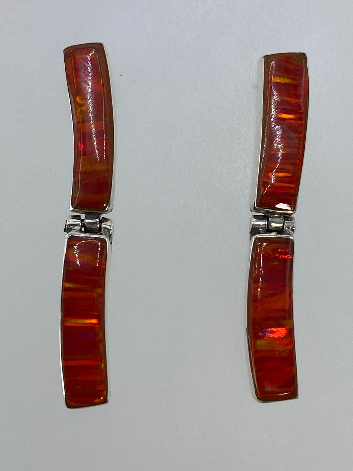 Aretes sobre escala de medición mostrando el largo de 3.3 cm