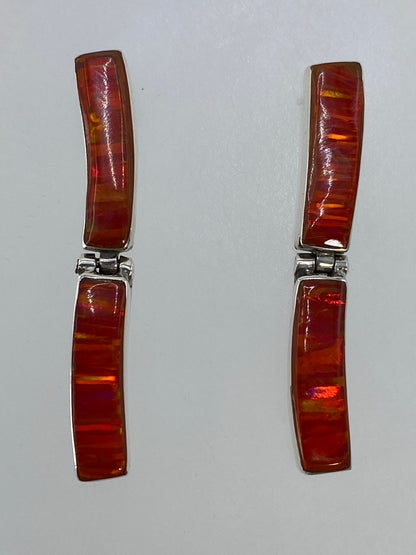 Aretes sobre escala de medición mostrando el largo de 3.3 cm