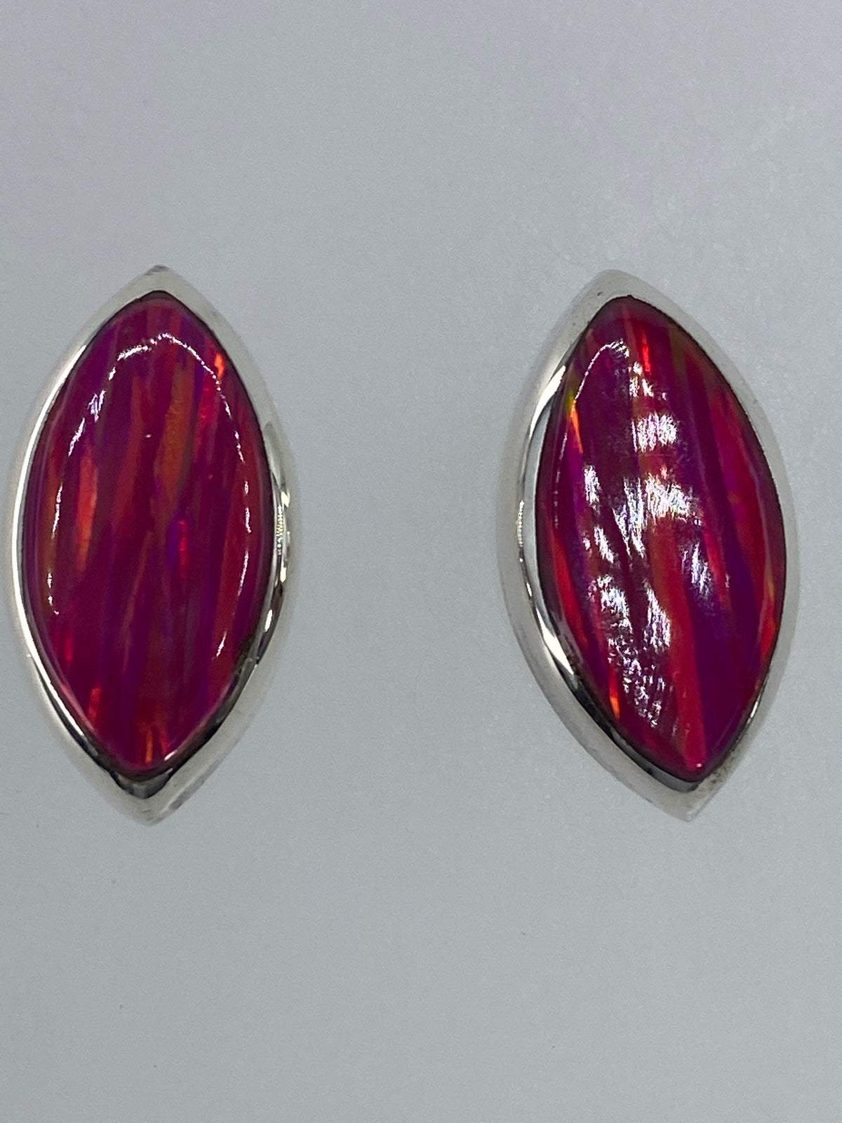Aretes de plata con ópalo de fuego multicolor en tonos rojos, naranjas y verdes