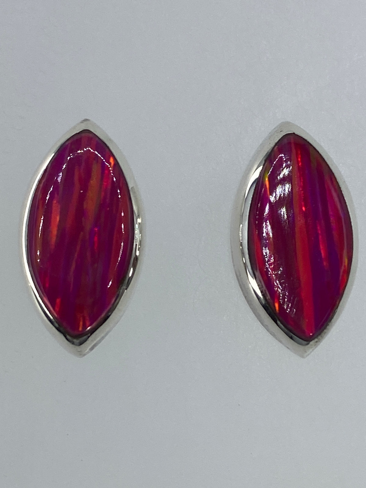 Par de aretes vistos desde arriba mostrando el brillo multicolor
