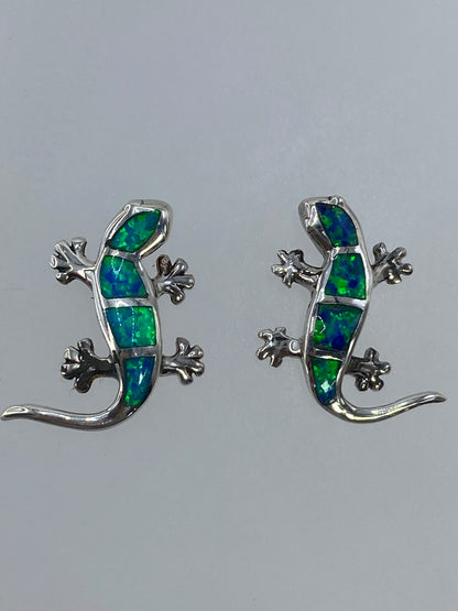 Aretes sobre fondo gris mostrando el brillo verde limón del ópalo
