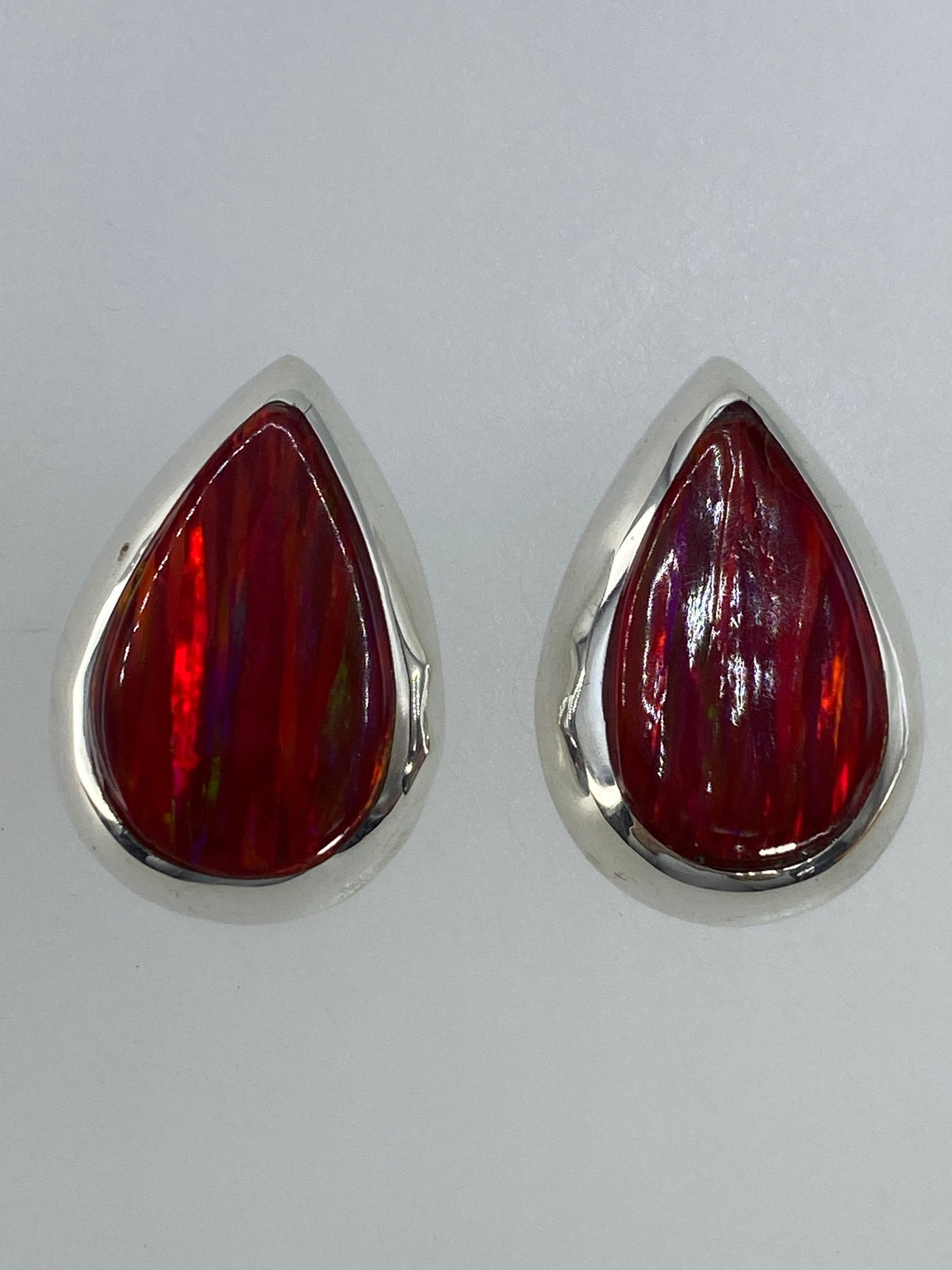Par de aretes de plata 925 con ópalo de fuego rojo engastado a mano, Taxco
