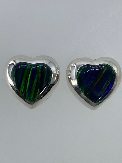 Par de aretes de plata con ópalo de fuego verde translúcido en fondo blanco