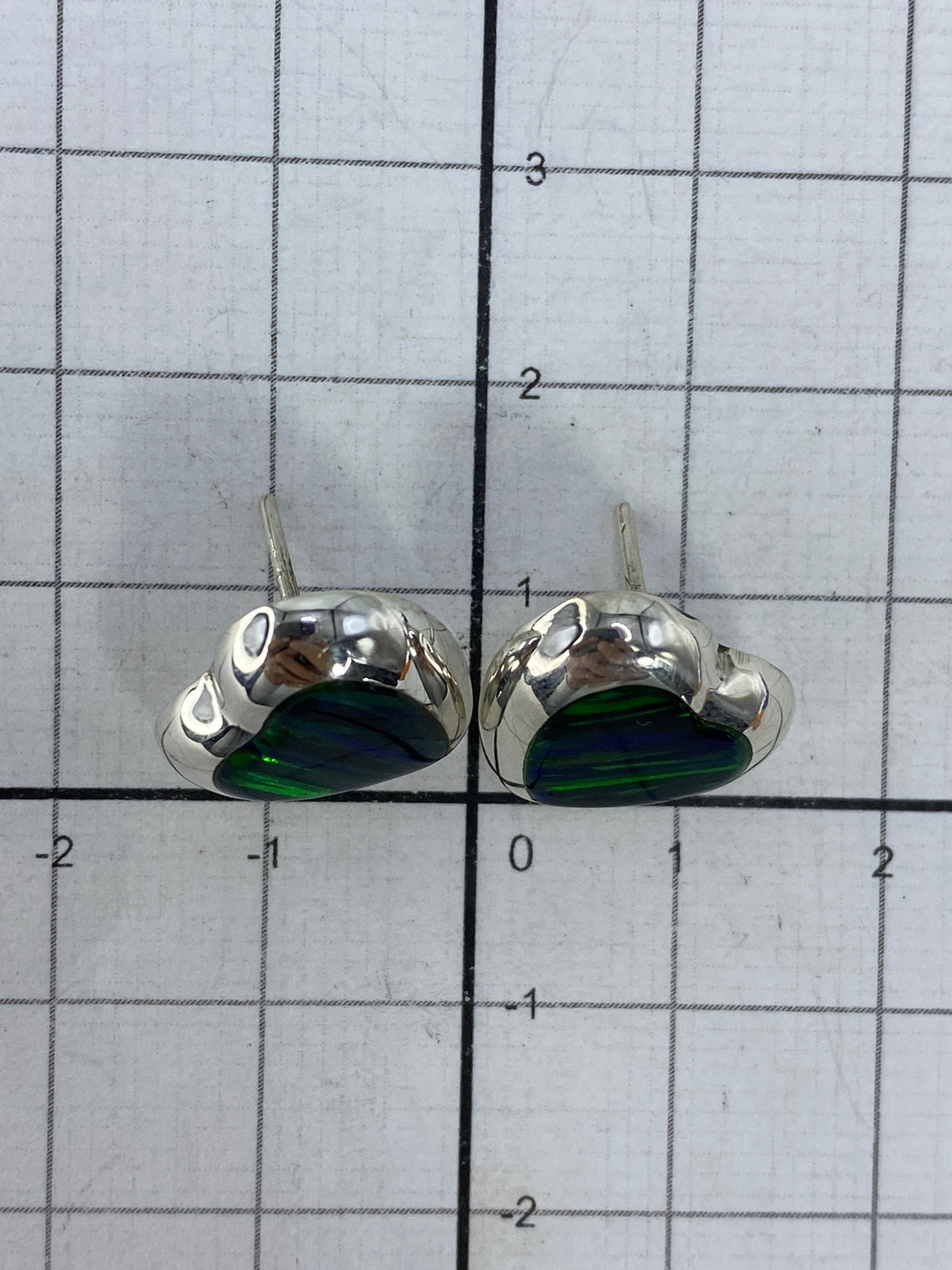 Aretes sobre escala de medida: 1.4 cm de largo, par completo