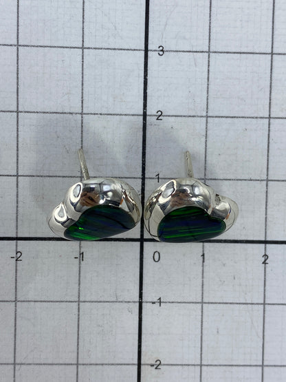 Aretes sobre escala de medida: 1.4 cm de largo, par completo